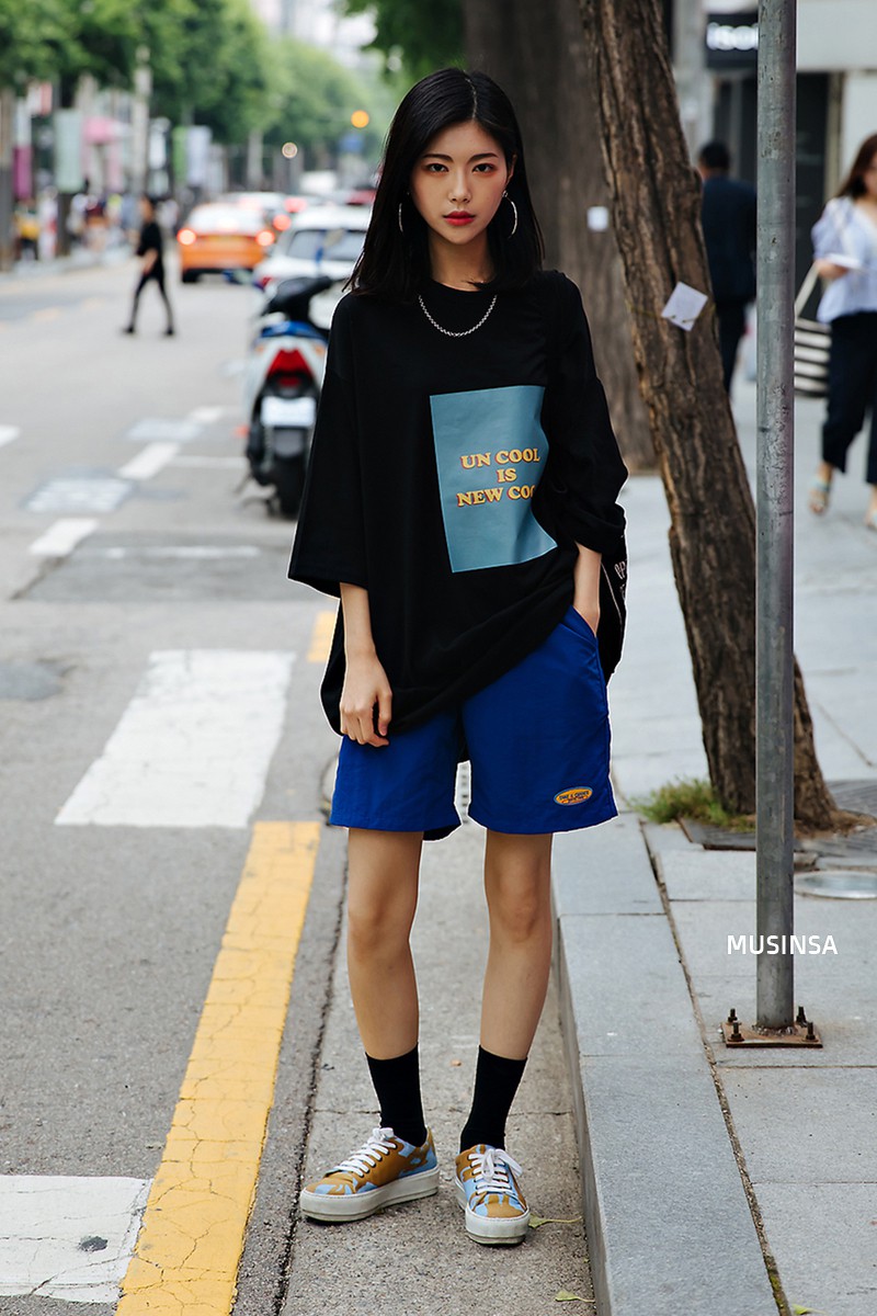 Street style ngập tràn áo phông đẹp rụng rời của giới trẻ Hàn tuần qua chứng minh đây luôn là item số 1 của mùa hè - Ảnh 3.