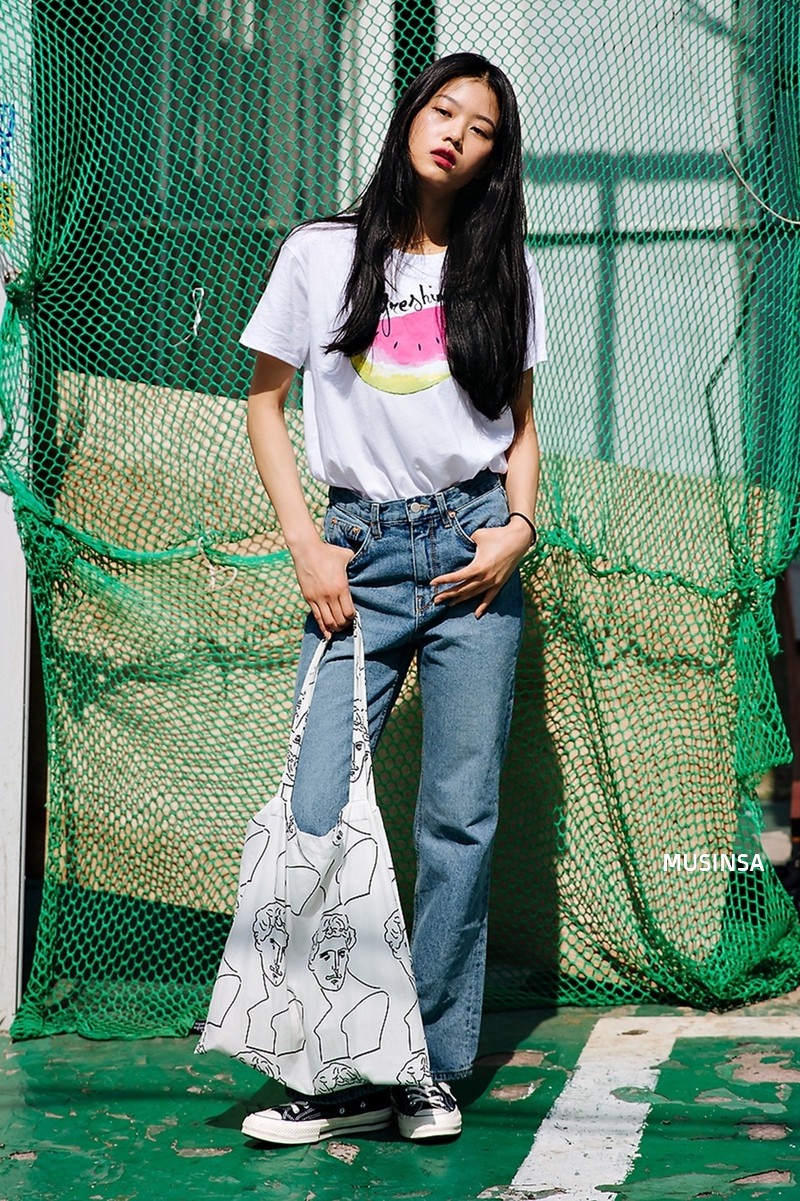 Street style ngập tràn áo phông đẹp rụng rời của giới trẻ Hàn tuần qua chứng minh đây luôn là item số 1 của mùa hè - Ảnh 4.