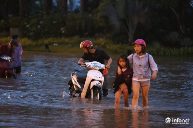 Theo thông tin từ Công ty TNHH MTV Thoát nước Hà Nội, tổng lượng mưa từ 0h ngày 20/7 đến thời điểm trưa cùng ngày, đo được tại khu vực Bắc Thăng Long là lớn nhất (221,3 mm).
