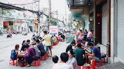 Quán bánh canh cua vỉa hè Sài Gòn bán gần 1.000 tô mỗi ngày