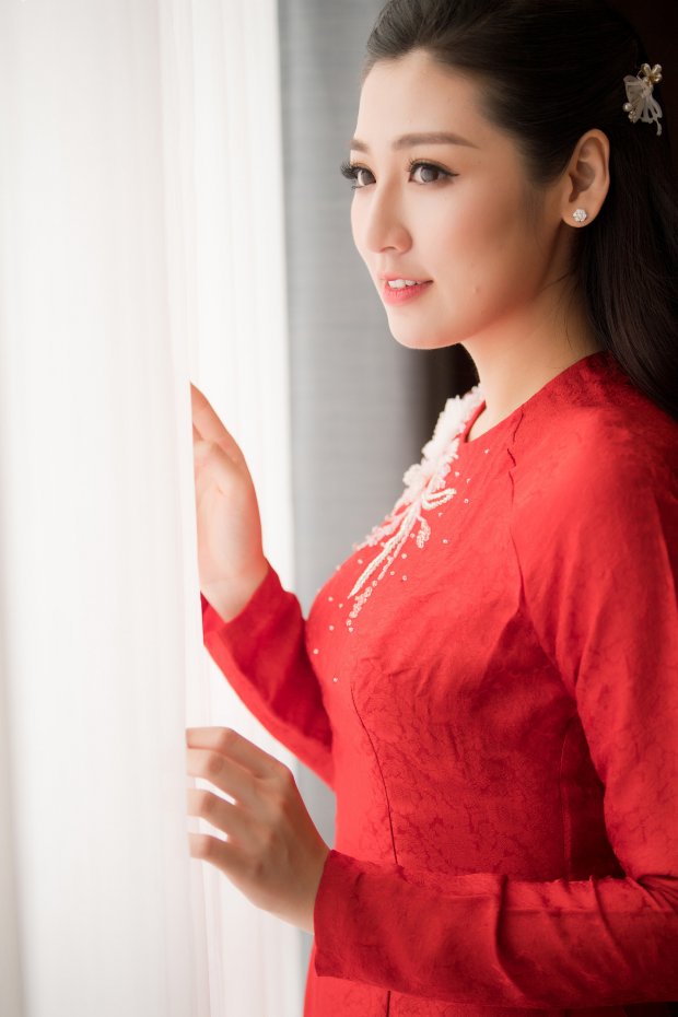 Đây là chiếc áo dài mà NTK Hoa hậu Ngọc Hân dành riêng cho nàng á hậu trong ngày trọng đại.