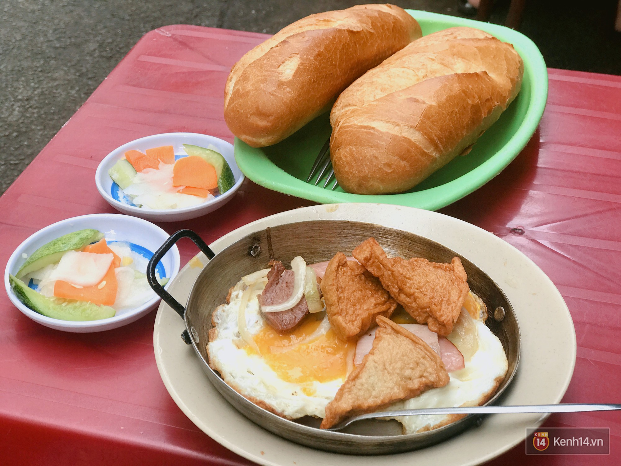 Lưu ngay những quán bánh mì chảo để bạn thưởng thức bữa sáng mộc mạc đậm chất Sài Gòn - Ảnh 1.