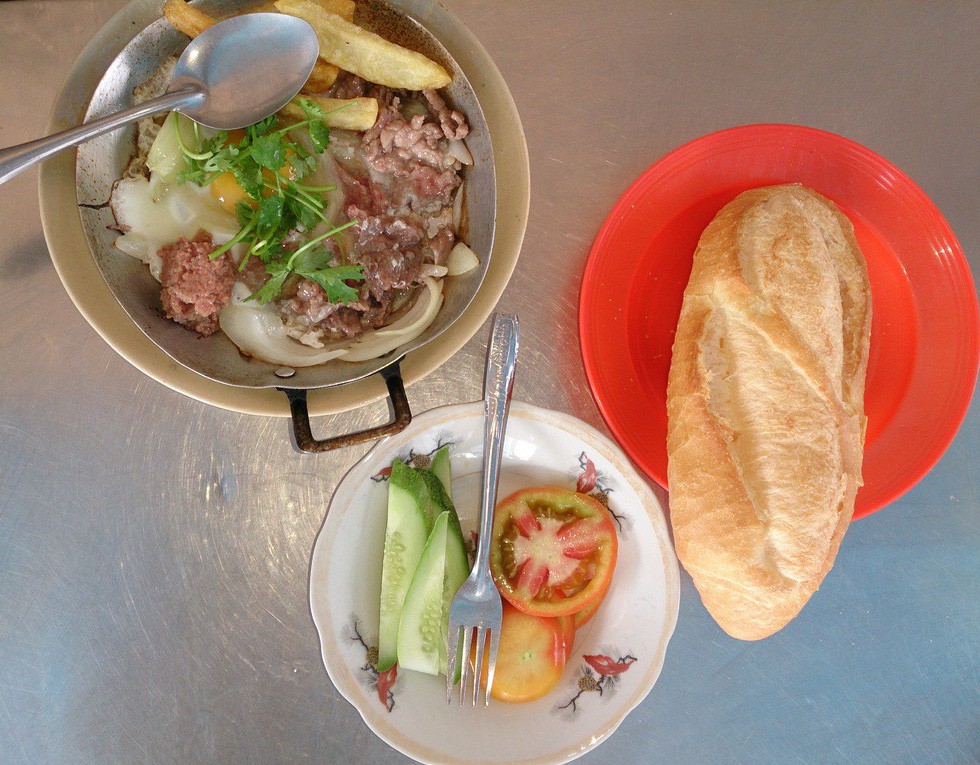 Lưu ngay những quán bánh mì chảo để bạn thưởng thức bữa sáng mộc mạc đậm chất Sài Gòn - Ảnh 7.