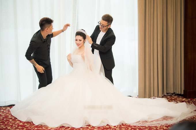 1. Váy cưới quây cúp ngực: Trong ngày cưới diễn ra vào 21/7 tại Hà Nội, Tú Anh đã hóa thân thành nàng công chúa xinh đẹp, lộng lẫy với chiếc váy cưới đính 20.000 viên pha lê và đá Swarovski của NTK Chung Thanh Phong.  Ảnh: Lê Chí Linh