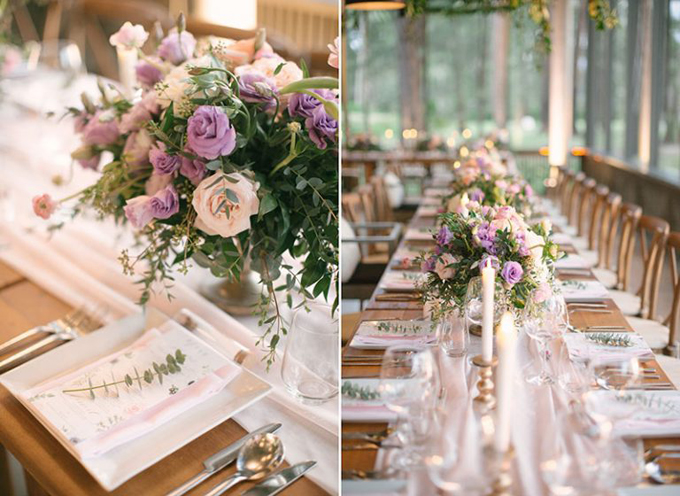 Không gian tiệc cưới có phần rực rỡ và ấn tượng hơn nhờ sắc hoa hồng tím. Mỗi đĩa ăn của khách mời đều được đặt một nhành lá ở bên trên. 