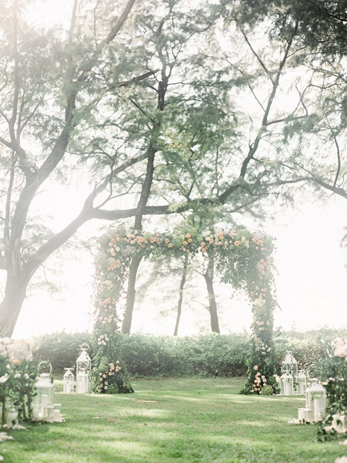 Cổng hoa của uyên ương được kết theo khung hình chữ nhật mang sắc xanh lá chủ đạo từ những nhành cây. 