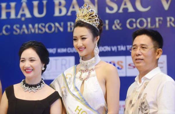 Đứng đầu danh sách mẹ của mỹ nhân Việt dễ bị nhầm là chị gái vì quá trẻ không ai khác chính là mẹ của Hoa hậu Thu Ngân - chị Thanh Hòa.
