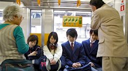 Vì sao người già ở Nhật không được nhường ghế trên tàu điện ngầm?