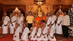 Lễ cạo đầu đi tu của đội bóng nhí Thái Lan