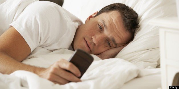 Sử dụng điện thoại khi vừa thức dậy là thói quen không tốt vào buổi sáng hình ảnh