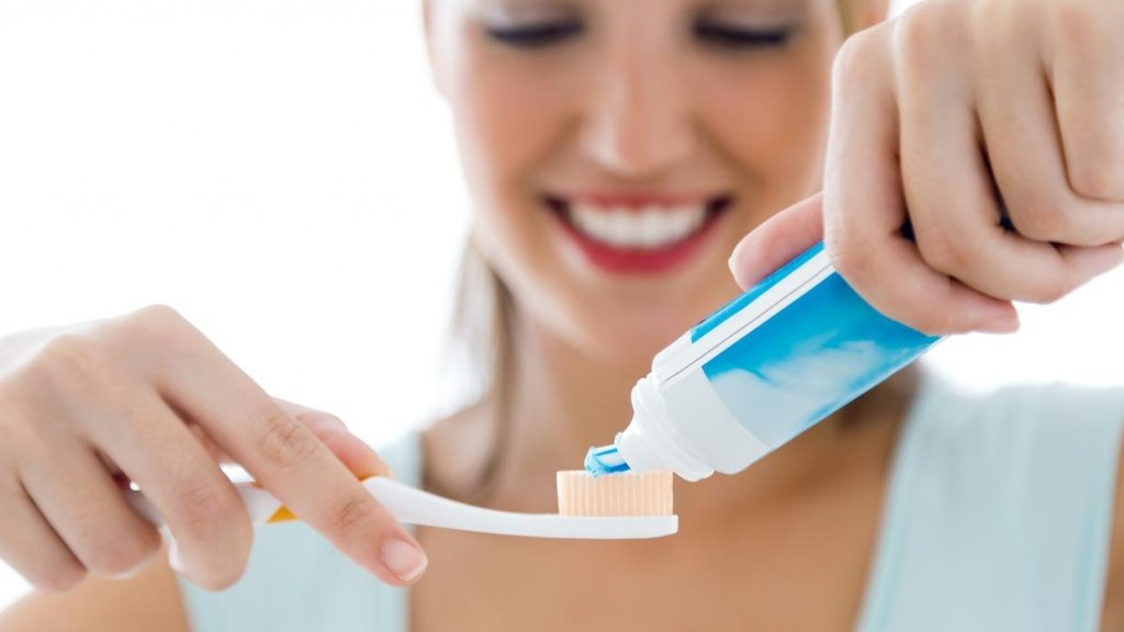 Đánh răng ngay sau khi vừa ăn sáng có thể gây tổn thương men răng hình ảnh
