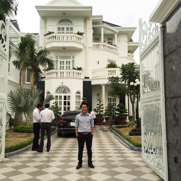 Căn biệt thự ba tầng màu trắng hoành tráng của gia đình nhà bạn trai Hoà Minzy.