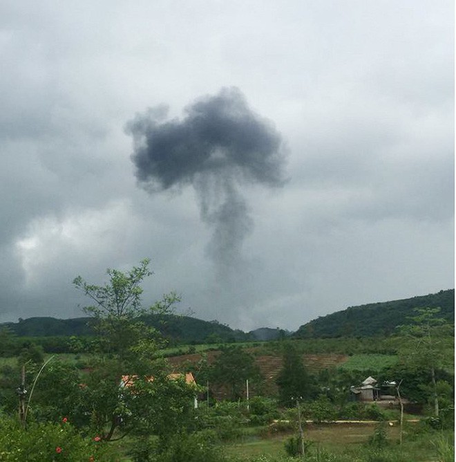 Ảnh: Hiện trường vụ rơi máy bay quân sự trên đồi tại Nghệ An - Ảnh 2.