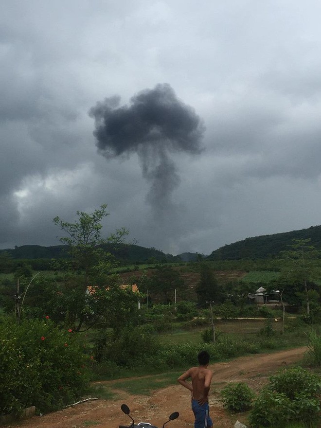 Ảnh: Hiện trường vụ rơi máy bay quân sự trên đồi tại Nghệ An - Ảnh 3.