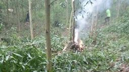 Cận cảnh hiện trường vụ rơi máy bay quân sự trên đồi tại Nghệ An