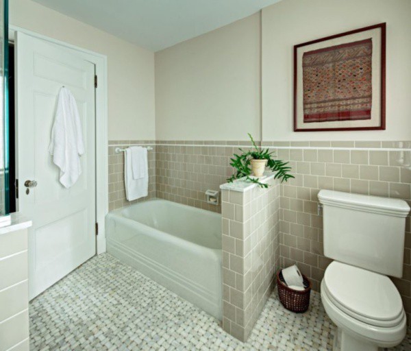 Tường lửng tách biệt bồn tắm với khu vực vệ sinh giúp mọi người sử dụng không gian được thoải mái hơn.
