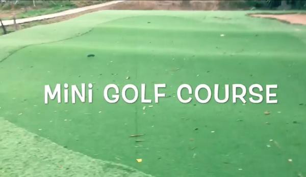 Sân golf mini trải thảm cỏ xanh mướt.