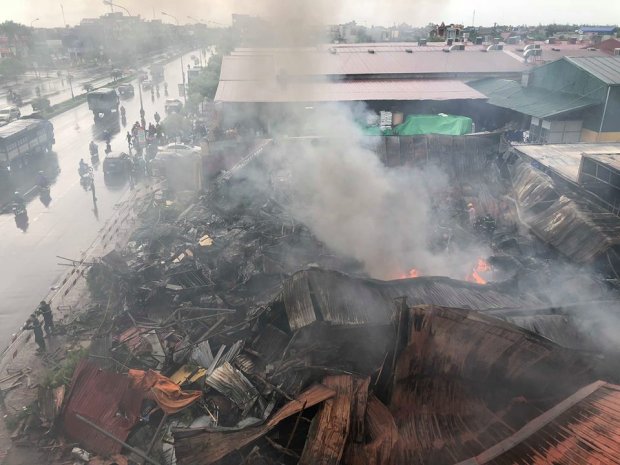Khoảng 7h sáng 26/7, ngọn lửa lại tiếp tục bùng cháy bên trong chợ Gạo, phường An Tảo, TP Hưng Yên, tỉnh Hưng Yên kèm theo cột khói đen bốc cao hàng chục mét.
