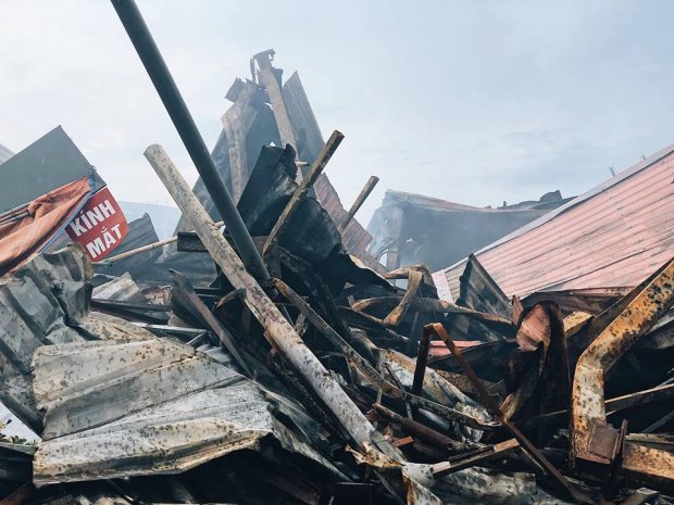 Bất chấp mưa lớn chợ Gạo Hưng Yên lại bùng cháy dữ dội trở lại, cả một góc chợ tan hoang