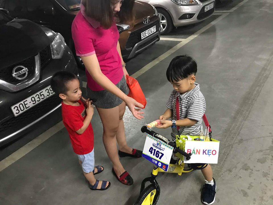 Lãi 178 nghìn đồng sau 2 buổi đi bán kẹo, cậu bé 4 tuổi ở Hà Nội học được nhiều điều nhờ cách dạy con kiếm tiền của mẹ - Ảnh 1.