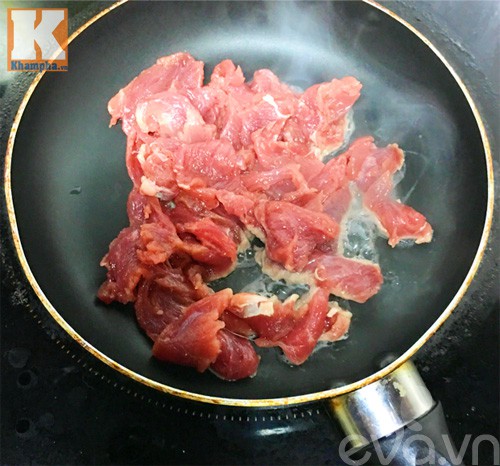 Bước 4: Thịt bò thái mỏng, cho vào chảo có chút dầu cùng chút tỏi, xào cho thịt vừa chín tới rồi nêm chút gia vị cho vừa miệng là được.