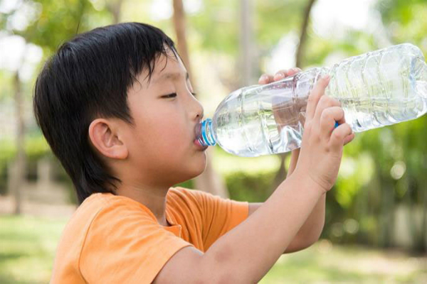 Cơ thể trẻ không thể thiếu nước lọc như nước đun sôi để nguội, nước tinh khiết. Ảnh: Health