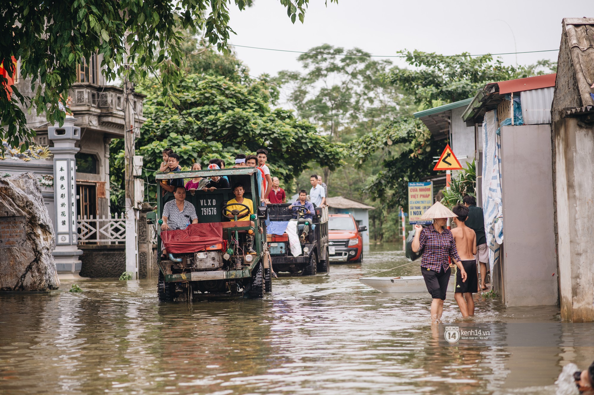 Chùm ảnh: 1 tuần sau lũ lớn, người dân Hà Nội vẫn phải chèo thuyền đi lại giữa biển rác thải nổi lềnh bềnh - Ảnh 7.