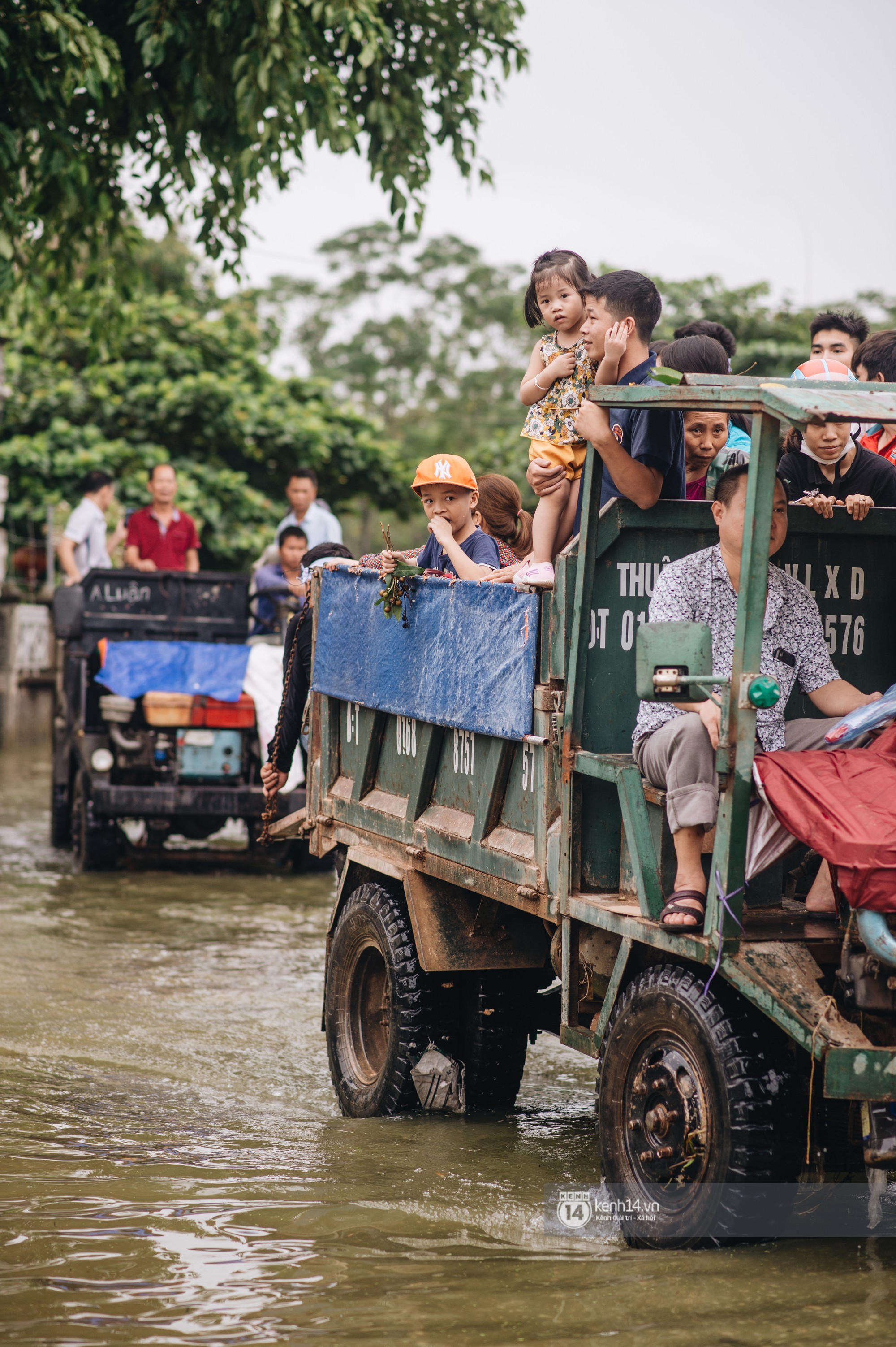 Chùm ảnh: 1 tuần sau lũ lớn, người dân Hà Nội vẫn phải chèo thuyền đi lại giữa biển rác thải nổi lềnh bềnh - Ảnh 8.