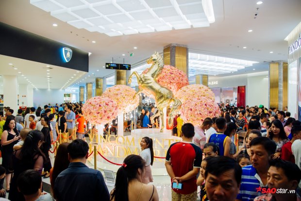 Được thiết kế theo phong cách hiện đại, sang trọng, rộng gần 50.000 m2, khu TTTM Vincom Center trở thành một trong những khu mua sắm, vui chơi giải trí hàng đầu Việt Nam.
