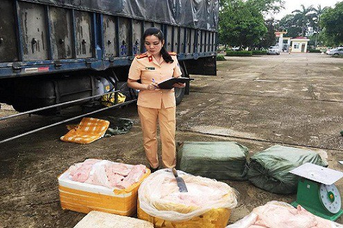 Bắt giữ xe tải chở 2,5 tấn thịt lợn thối trên đường đi TP Hồ Chí Minh tiêu thụ - Ảnh 1.
