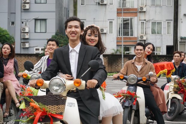 Sáng 28/7, 10 cặp đôi trong bộ trang phục những năm thập niên 80 cầm trên tay những mâm sính lễ từ trong khách sạn Sheraton Hà Nội diễu hành qua nhiều con phố Hà Nội.