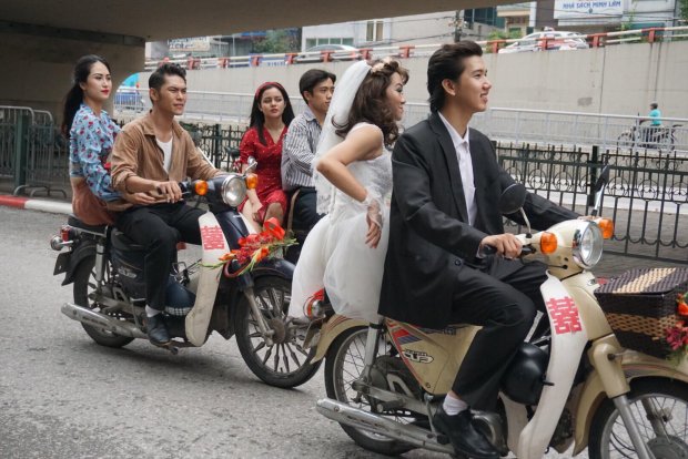 Cách đây khoảng 40 năm về trước, đám đón dâu như thế này ở Hà Nội vô cùng rộn rã, vui tươi. Những gia đình có “điều kiện” mới có xe máy đi đón dâu.