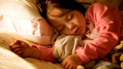 Thời điểm thích hợp nhất để tách trẻ ngủ riêng là khi nào?