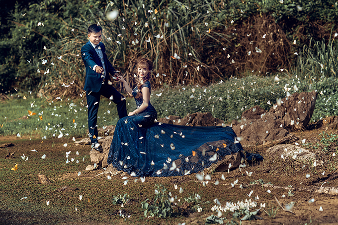 Một khoảnh khắc đẹp khác của đôi vợ chồng ở rừng Cúc Phương. Cả hai được bao vây bởi đàn bướm trắng, tạo nên thước phim lãng mạn và thơ mộng. 