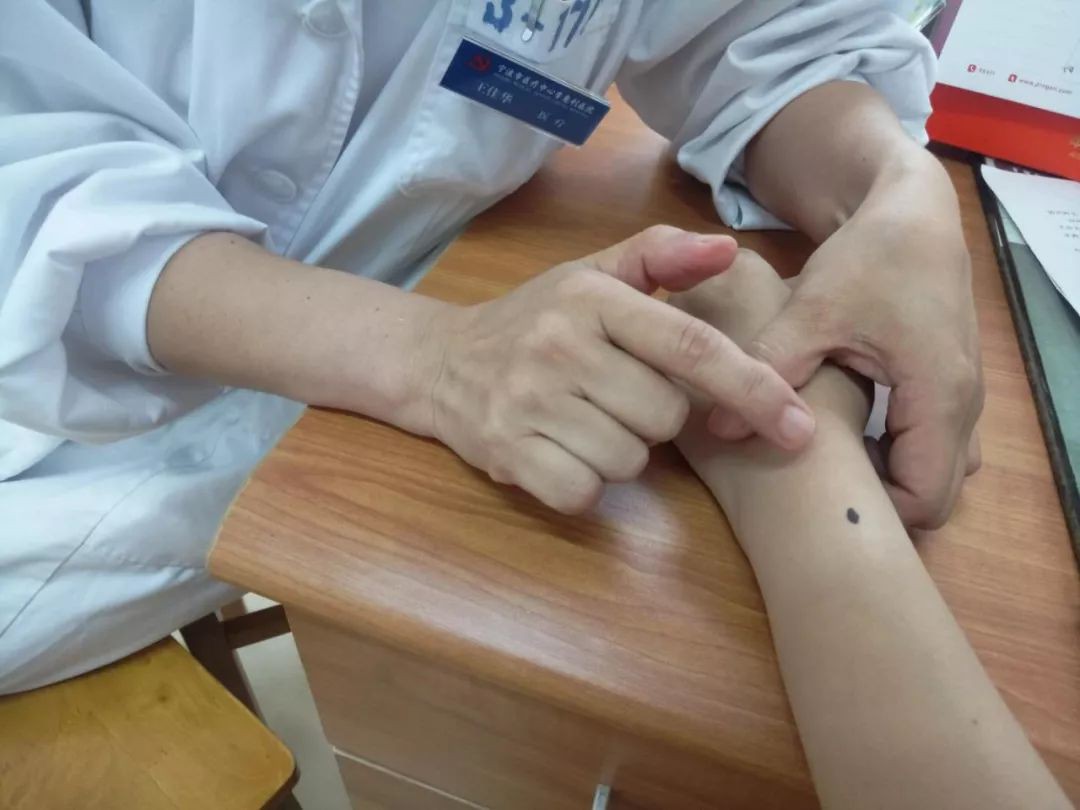 Cô gái 26 tuổi bị ung thư da sau khi làm việc này với nốt ruồi, bác sĩ cảnh báo những dấu hiệu ở nốt ruồi cần đi khám gấp - Ảnh 2.