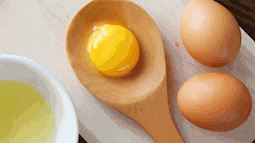 Mặt nạ trứng gà cung cấp collagen giúp làn da lão hoá ngược, trở lên căng mọng trở lại