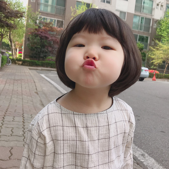 Khám phá hình ảnh của một chú bé Hàn Quốc dễ thương đến mức bạn muốn ôm chặt bé ngay lập tức! Với nụ cười tinh nghịch trên môi và ánh mắt long lanh, bé sẵn sàng khiến trái tim bạn tan chảy. Đừng bỏ qua cơ hội xem hình ảnh đáng yêu này!