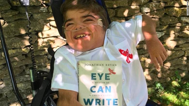 Cậu bé khuyết tật viết sách bằng ánh mắt hình ảnh