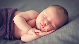 Nhìn và đoán trí thông minh của trẻ qua dáng ngủ với bố mẹ