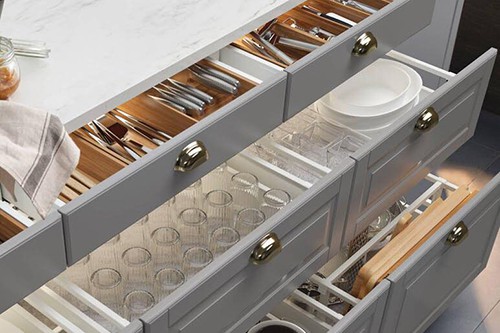 Việc lấy đồ ở góc trong cùng của ngăn kéo dễ dàng hơn nhiều so với đồ cất trong tủ.