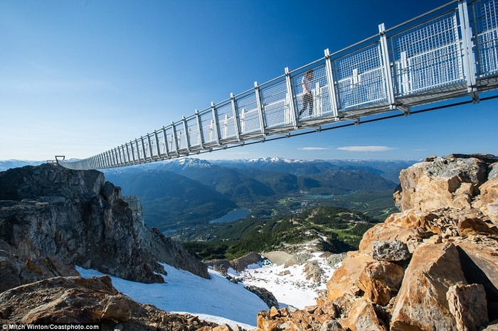 Cây cầu treo ở độ cao 2000m khiến ai cũng rụng tim khi bước lên