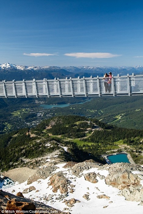 Cây cầu treo ở độ cao 2000m khiến ai cũng rụng tim khi bước lên
