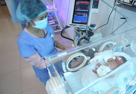 Trẻ sinh non được chăm sóc tại Bệnh viện Sản Nhi Bắc Ninh, nơi từng có 4 trẻ tử vong liên quan nhiễm khuẩn bệnh viện vào năm 2017. Ảnh: Ngọc Thành.
