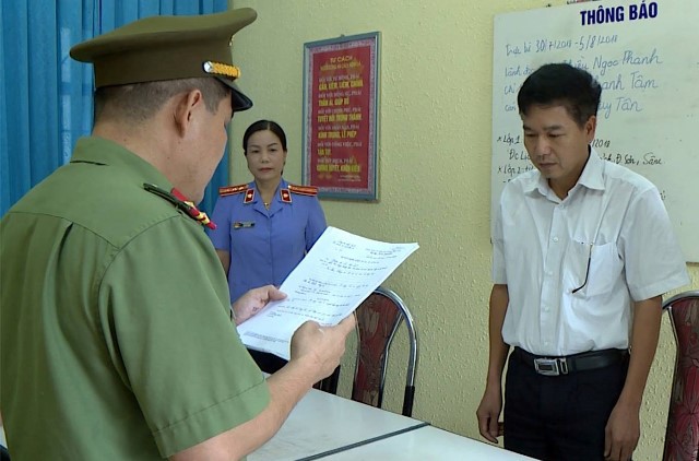 Đại diện Cơ quan an ninh điều tra Công an tỉnh Sơn La đọc lệnh khởi tố bị can Trần Xuân Yến.