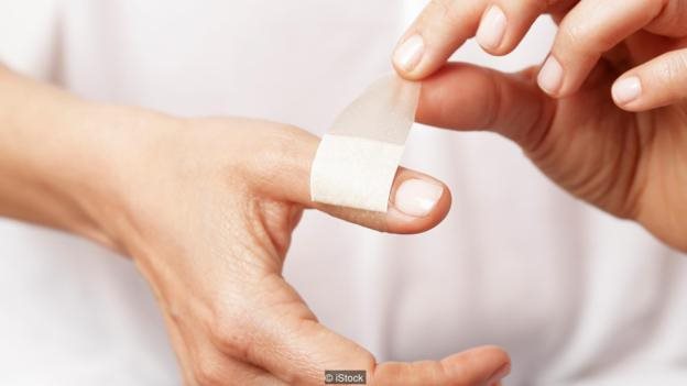 Tại sao vết cắt do giấy cứa vào ngón tay lại đau đến vậy? hình ảnh