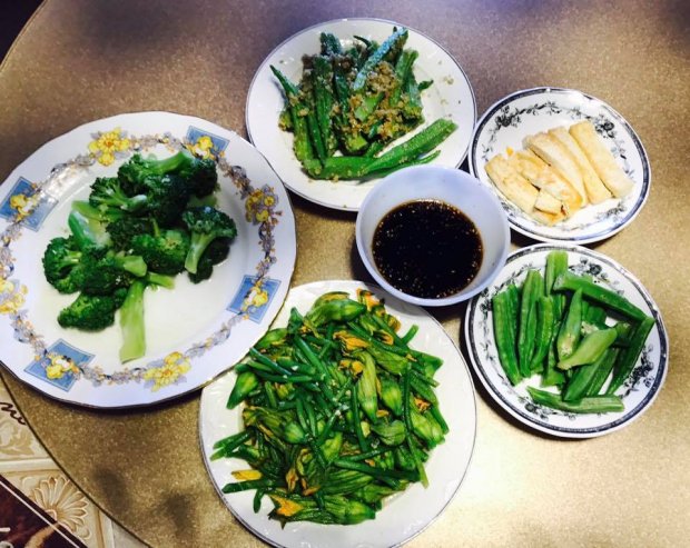 Bữa cơm gồm các loại rau hái từ vườn của Việt Trinh.