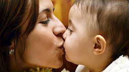 Người lớn thể hiện tình cảm bằng nụ hôn với con trẻ, nguy hiểm khó lường