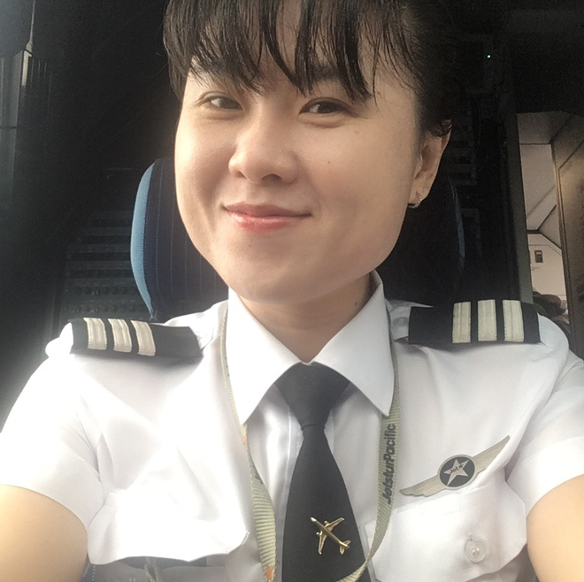 Chân dung nữ cơ trưởng đầu tiên của hãng hàng không giá rẻ, top 10 nữ phi công trẻ nhất Việt Nam - Ảnh 1.