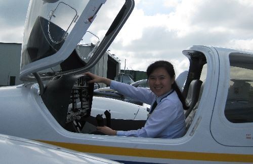 Chân dung nữ cơ trưởng đầu tiên của hãng hàng không giá rẻ, top 10 nữ phi công trẻ nhất Việt Nam - Ảnh 3.