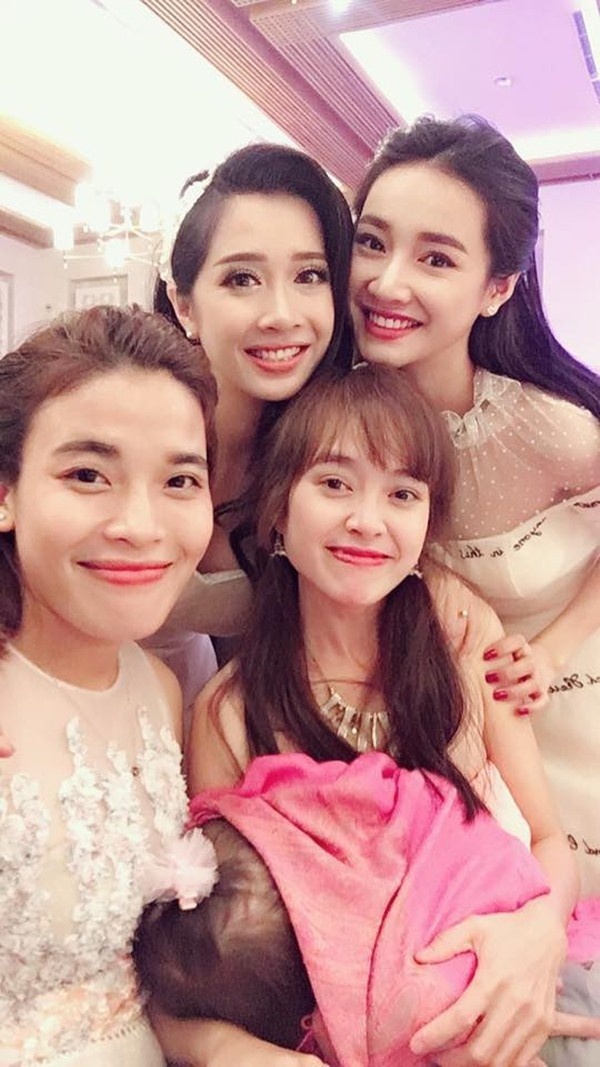 Sao Việt dự đám cưới người thân: Nhã Phương, Minh Hằng đẹp lấn át cô dâu, Kỳ Duyên bị chê vì trông như bà thím 